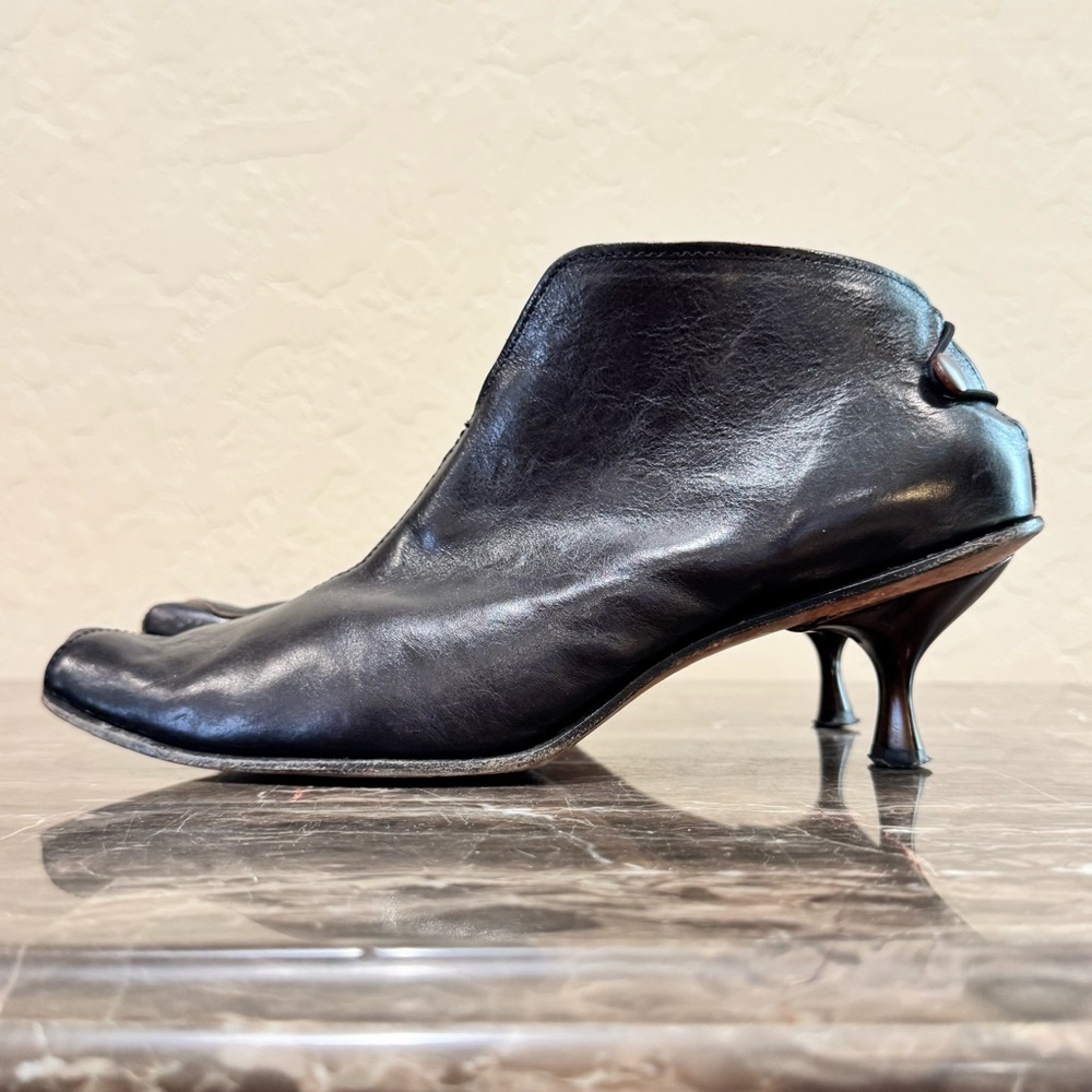 Cydwoq Skate Leather Kitten Heels